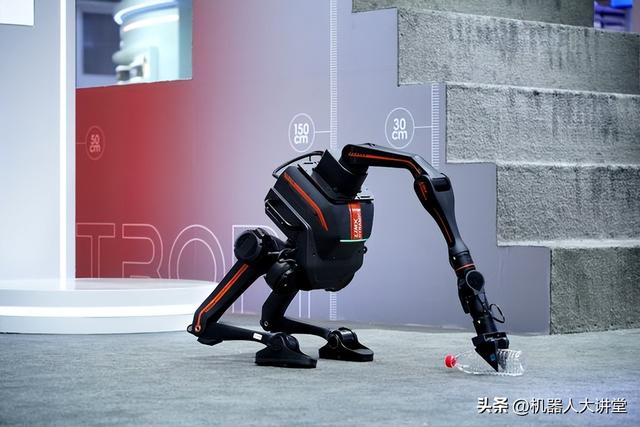 全尺寸人形机器人LimX Oli亮相WRC，逐际动力具身智能全链路突破