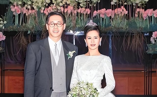 放下了？60岁何超琼喜迎“梅开二度”？与异性贴脸拥吻秀恩爱