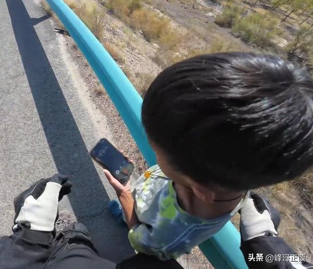 亲爹把儿子扔新疆国道上！妈妈烈日徒步1.5公里寻找，后续很寒心