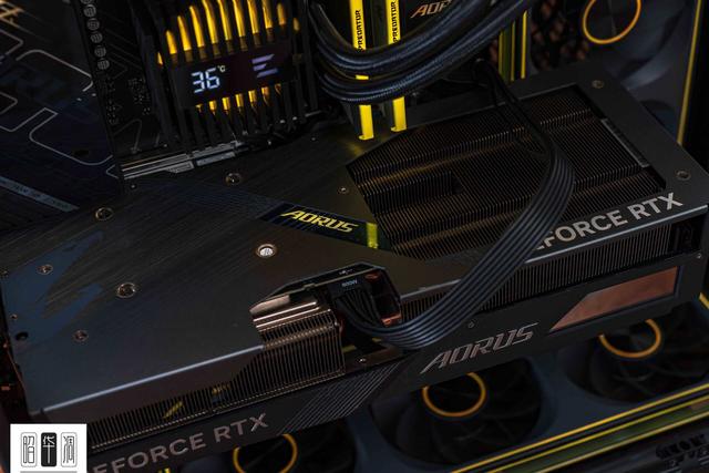 曲面玻璃的通透美学：乔思伯 TK-4 装机实录