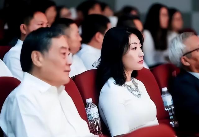 宗庆后培养宗馥莉为继承人，私生子没名分，郎咸平称杜建英水平臭