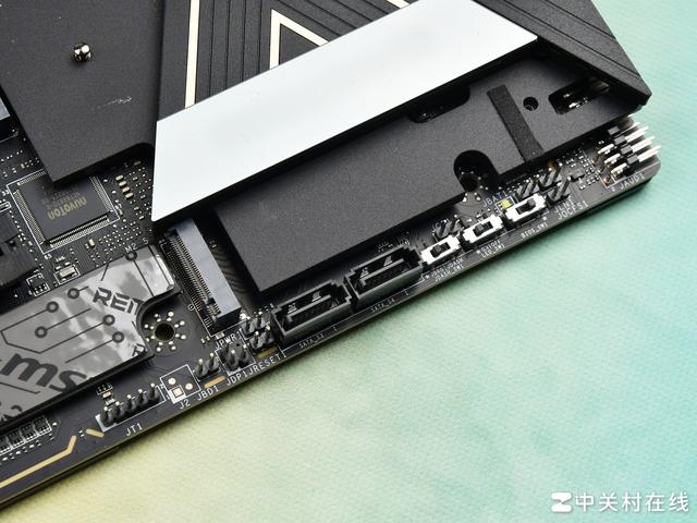 十周年典藏作品 微星MEG X870E GODLIKE X EDITION超神主板评测