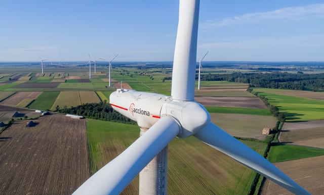 风力发电机的工作原理，转那么慢是怎么发电的？