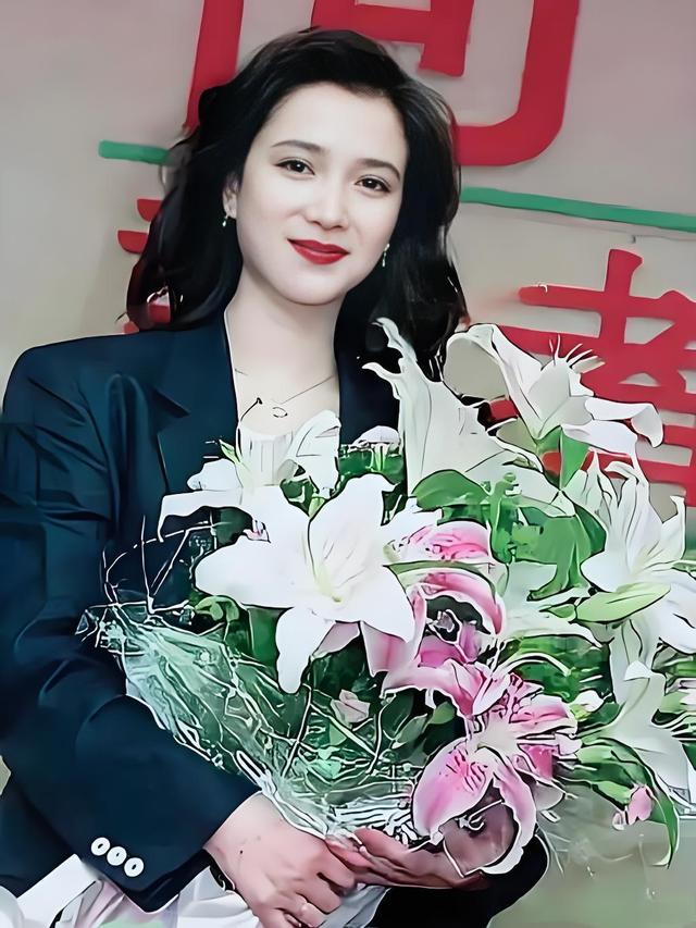 著名演员何晴患脑瘤病逝！父母都患过脑溢血，父亲早逝