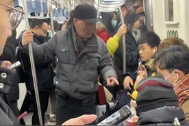 上海地铁老人让小伙让座后续：小伙最新发声，老人应该被理解图片