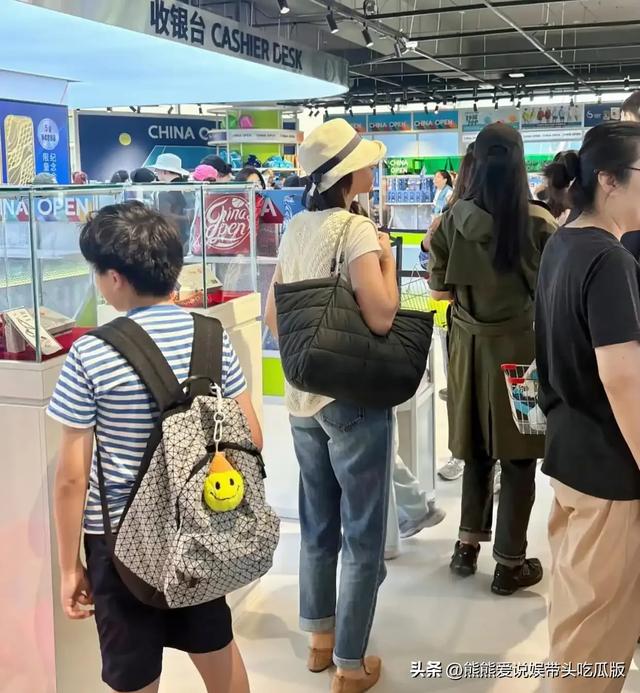 52岁董卿现身北京逛超市，穿着一年前的旧衣服，身材苗条状态超好
