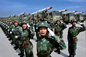 西北城市格尔木，中国最大兵城，有一半市民是军队图片