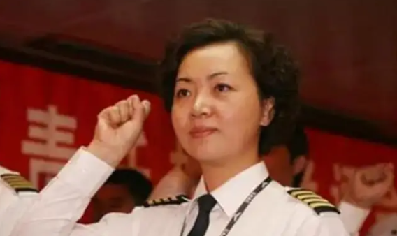 王牌女飞行员刘宇环：退役后被航空公司疯抢，成最贵民航女机长