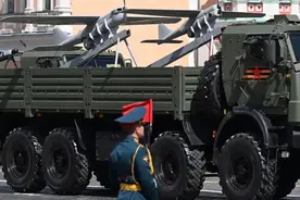 阅兵式上，俄军亮出新武器装备图片