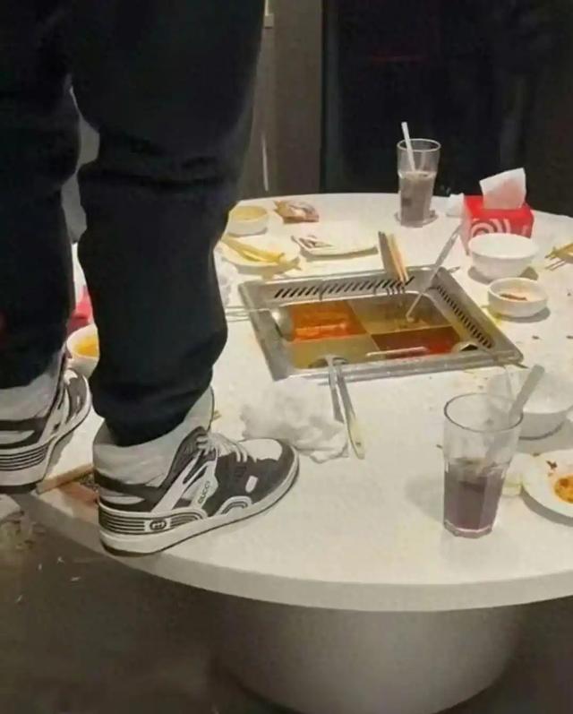 海底捞变夜店？男模擦边、DJ蹦迪，为什么不能让人好好吃饭？