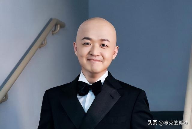 同时谈7个女友，坏事干尽，却红极一时，是谁帮了他？
