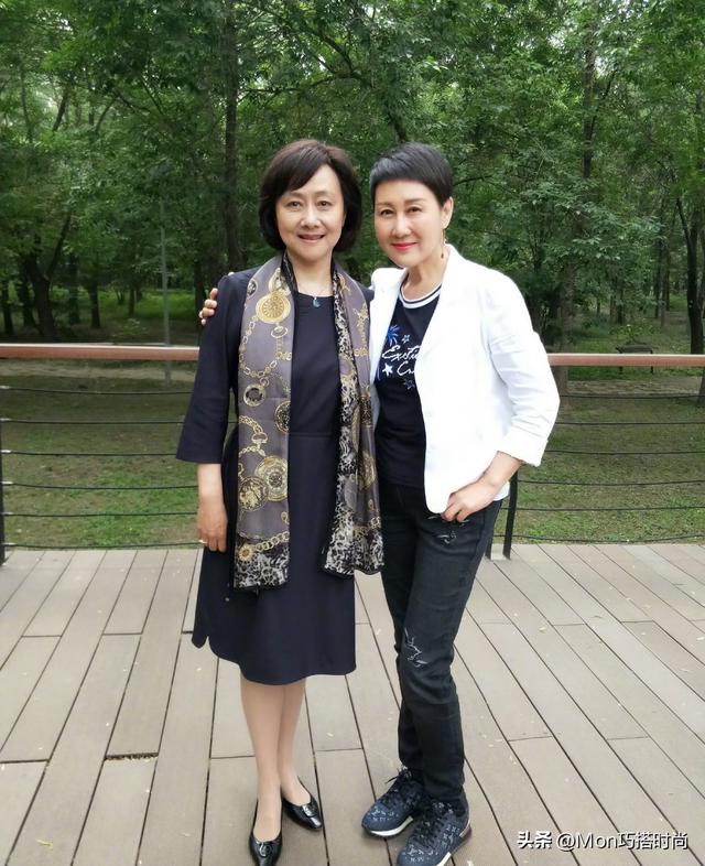 看了张凯丽，再看黄梅莹，才知道：有气质和没气质的比差距有多大