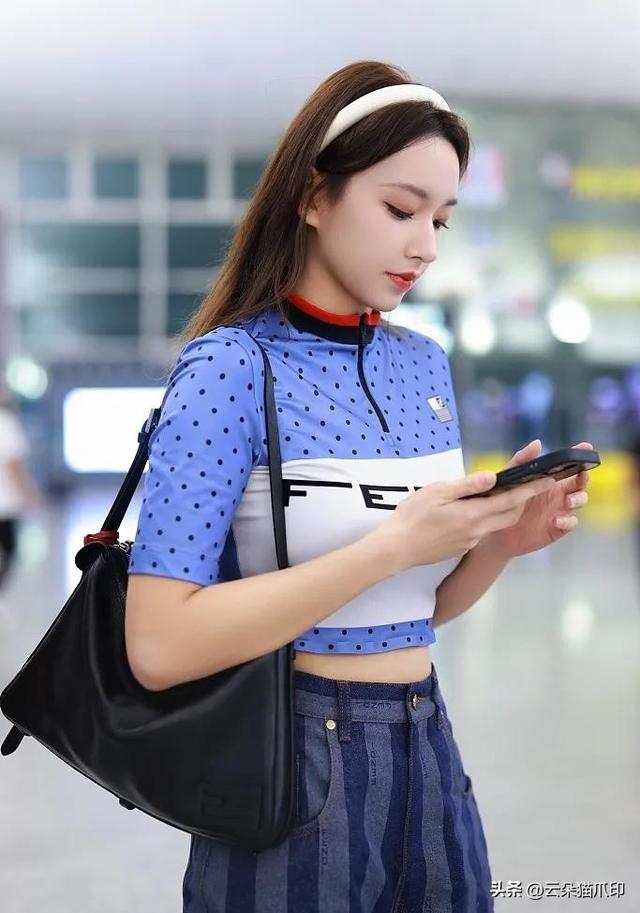 她身材真是太好了，大T恤都遮不住，所以她不能胖，一胖就特显壮