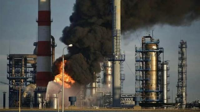 俄怒炸美国工厂	，300吨石油当街横流，2026年普京开局就是王炸！