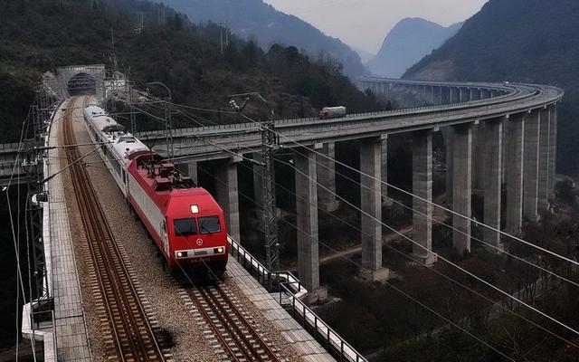 百年夙愿完成！仅377公里却修了107年！宜万铁路究竟有多难修？