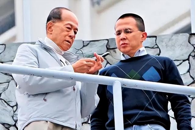 2909亿身价有何用？97岁的李嘉诚徐徐老矣，两个60岁儿子已成心病