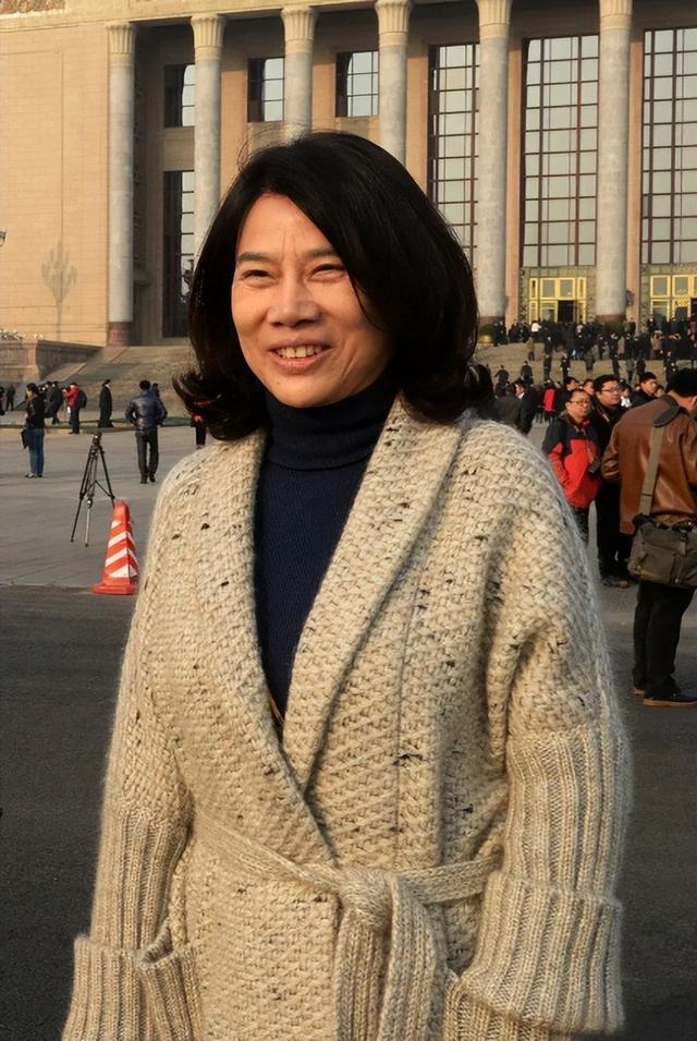 雷军没想到，十亿赌约12年后，董明珠一个举动再令所有人刮目相看