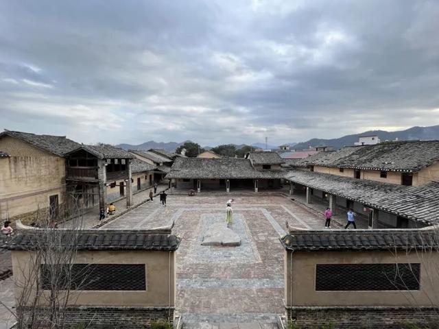 收好始兴这条线路，一天玩转艺术、古村与落羽杉，追一场岭南最绚烂的秋！