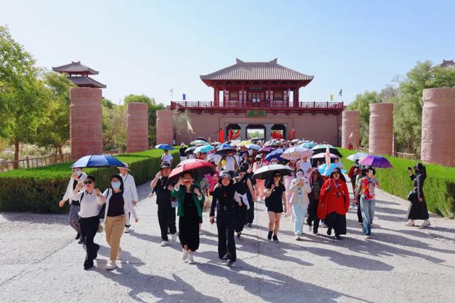 千人旅行团畅游敦煌阳关，开启秋季旅游热!