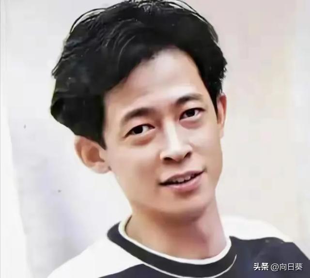 王志文儿子好帅气！俩人同框不像父子像爷孙，五官简直一模一样