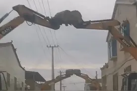 新人结婚用18台挖掘机搭拱门桥！新郎：霸气【三分钟新闻早知道】图片