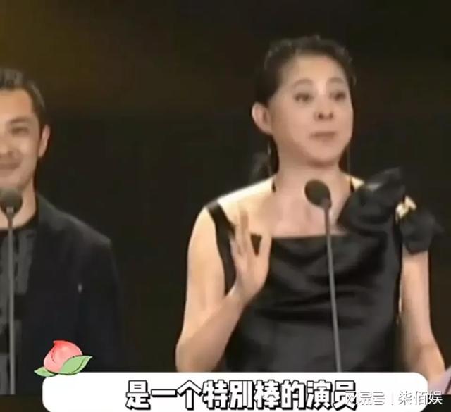 网友超市偶遇《生万物》“大脚娘”迟蓬银发素衣超朴素合影超亲切
