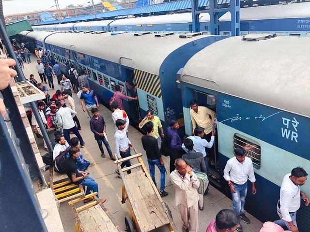 中国游客第一次到印度旅游，看见他们首都的火车站，差点被吓到？