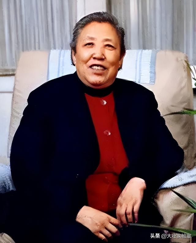 华国锋的夫人韩芝俊有多美？1961年的全家留影，30岁她端庄贤惠
