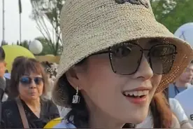 章子怡一脸骄傲，事业有成+儿女双全+没老公烦！儿子也长得像爹图片