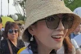 章子怡一脸骄傲，事业有成+儿女双全+没老公烦！儿子也长得像爹图片