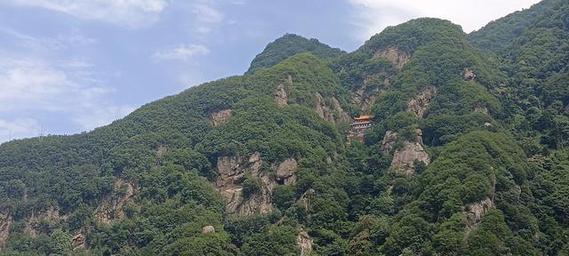 湖光山色，碧波微澜下的翠华山山崩奇观