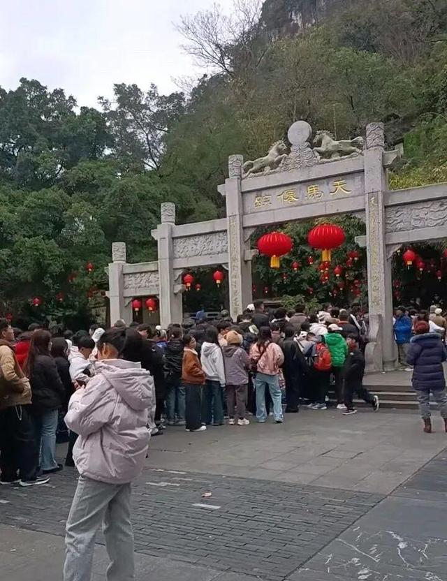 柳州春节“文惠桥”现场：螺蛳粉店挤爆，外地车霸占大街小巷