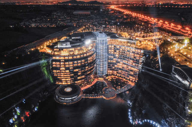 耗资20亿，向下88米，上海的“摩地大楼”酒店，睡一晚最高6万！