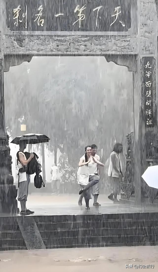 花80游少林寺，游客淋雨骂声大，少林寺：文物比人金贵？