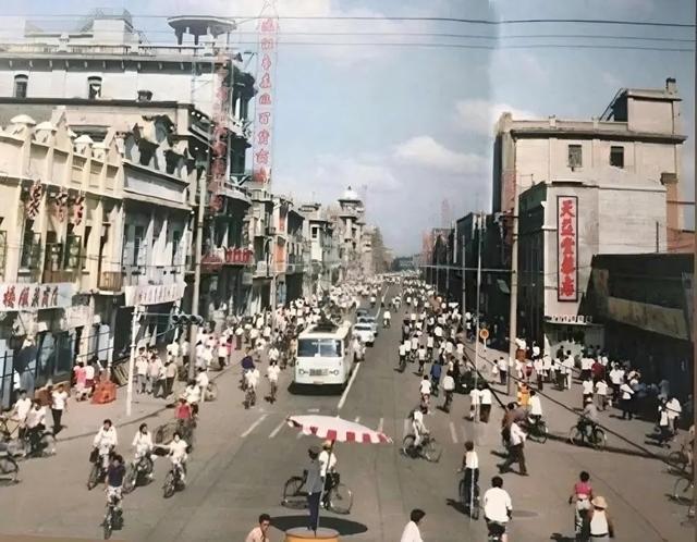 爷爷去世后，我家就再没回去过，出差路过，我发现院内竟有人居住