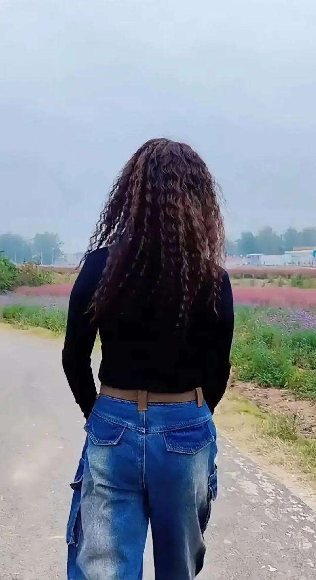 我有一个同事已经50多岁了，可打扮的却像一个少女。