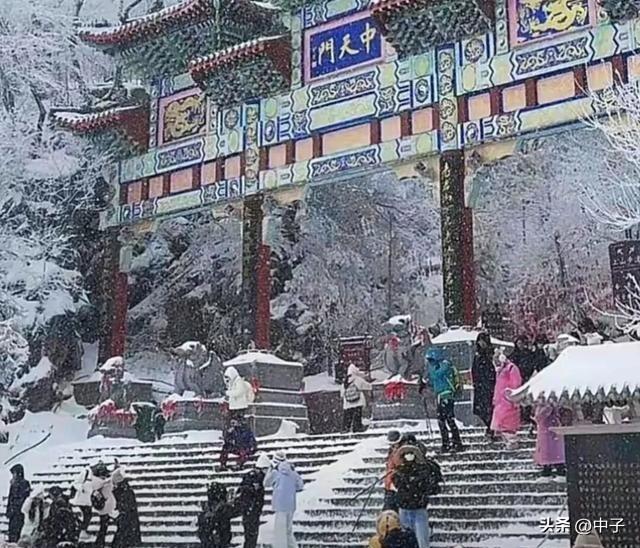 暴雪困万人，老君山泡面50元？景区硬核退款，全网炸锅！