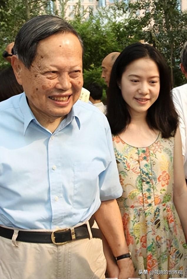 生日才过完17天，103岁杨振宁辞世，生前在翁帆庆生照里开怀大笑