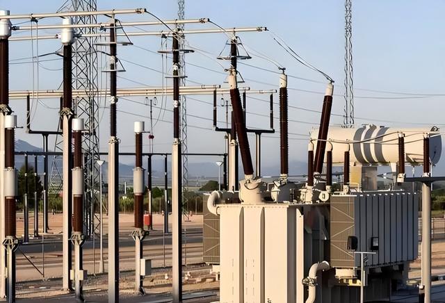 马斯克一语成真，全球争抢的不是芯片	，而是中国20万一台的变压器