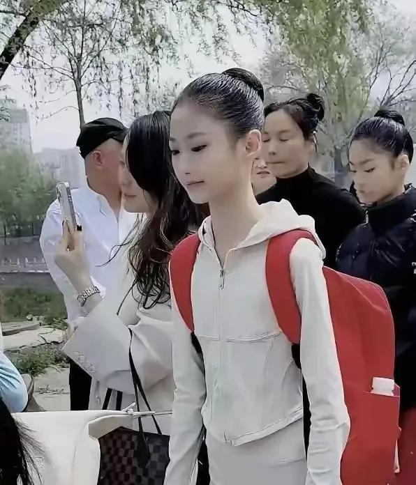 在北戏的招生现场，有两位小姑娘，那颜值高得太让人惊艳了