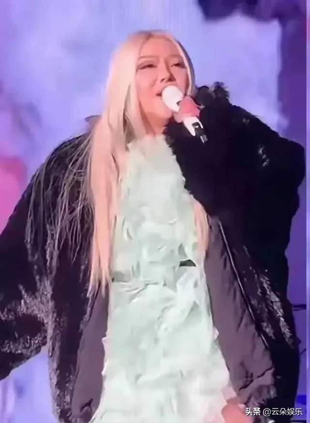 张惠妹近照，感觉有300斤，不管正面侧面，已经不是肥胖那么简单