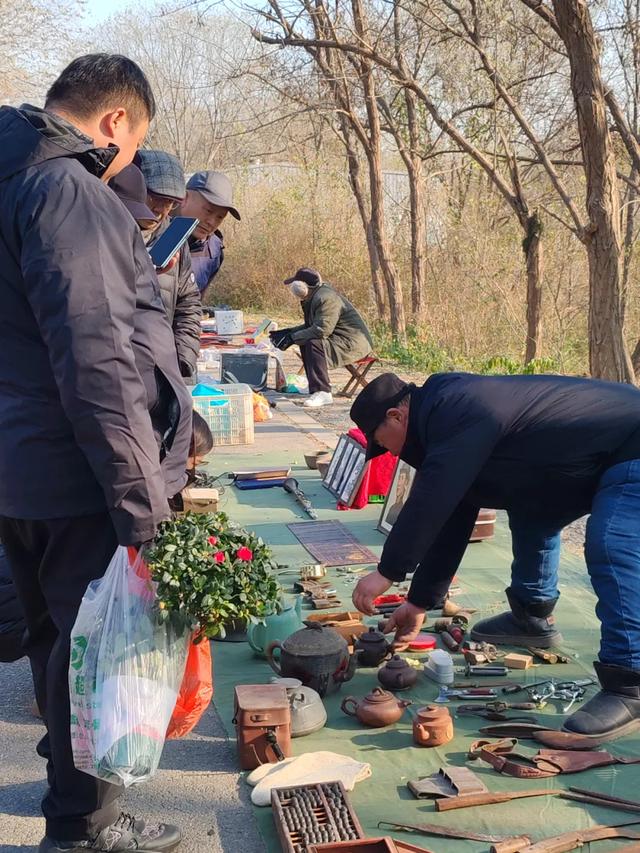 记录德州：岔河河堤上的大集，人山人海，异常热闹