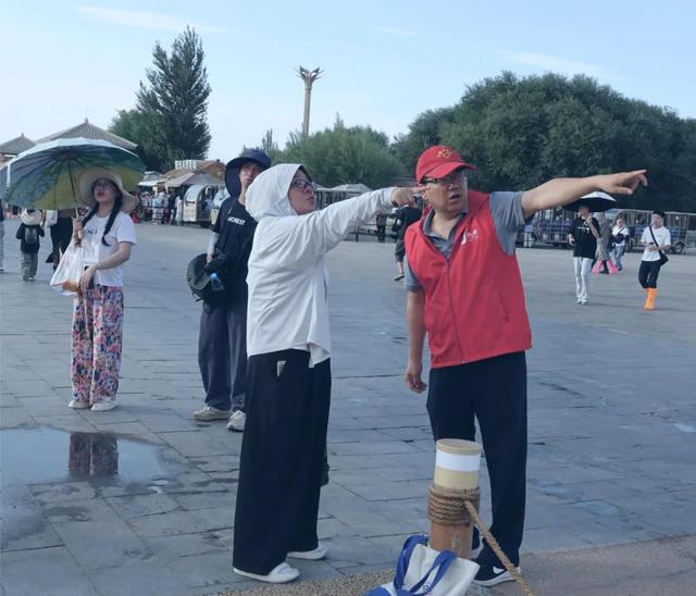 敦煌市： 闻令而动 超旺季跃动在月牙泉畔的“志愿红 ”