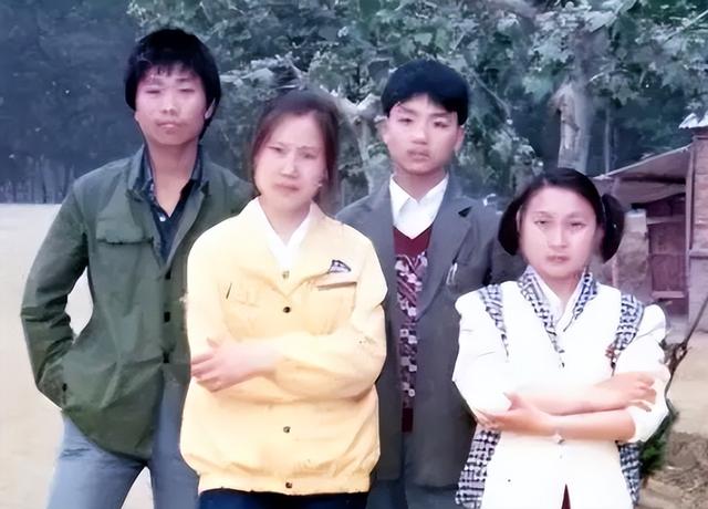 刘强东的两个妹妹：一个已经去世，一个有钱有颜	，陪在父母身边