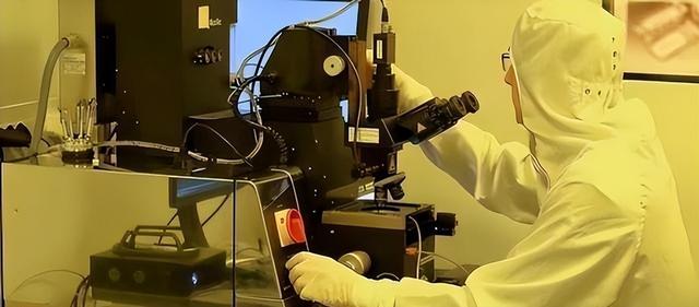 “咬死”ASML，禁止维修光刻机只是开始，轮到中国工程师头疼了！