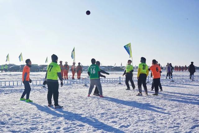 适合冬游的冰雪小城，和本地人冰湖捕鱼、雪地骑马，鱼肉吃到撑！