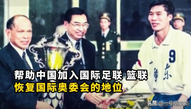值得被尊敬的豪门，霍震霆父子三人现身北京 一身正气，目的很明确