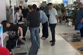 北京冰雹第二日，多名车主在4S店排队等定损：一大早就来，排到70多号图片