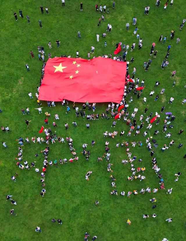 国庆假期武隆景区人气火爆，秩序井然氛围浓，国潮盛宴引客来
