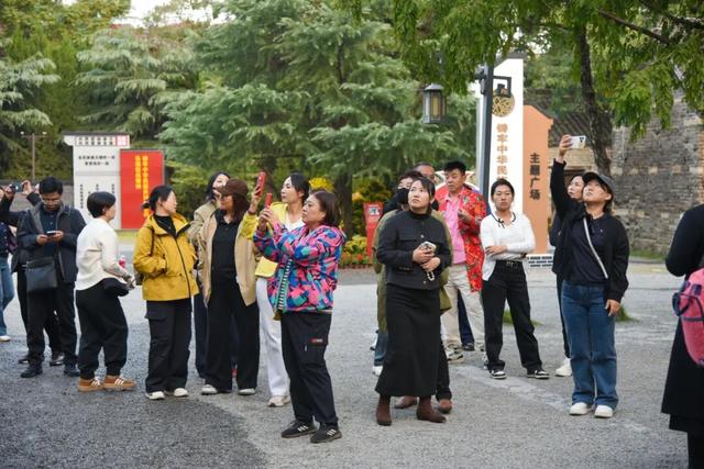大连旅游界同行集结！赴台儿庄古城考察，共拓“银发游”新市场